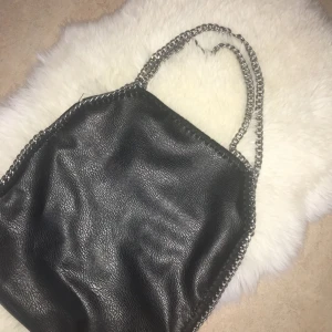  - En svart väska som liknar Stella McCartney, aldrig använd och är i jätte bra skick