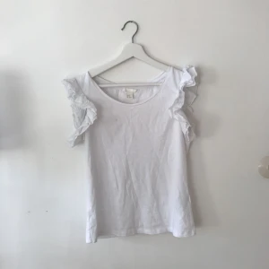  - Vit volangtopp från h&m, använd två gånger. Tyvärr en liten fläck på framsidan (se bild 2) där av det billiga priset!