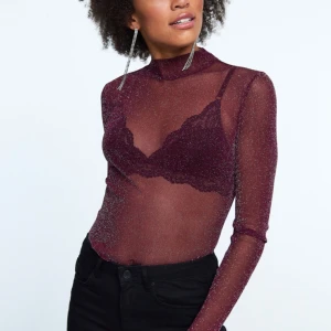  - Glittrig, vinröd tröja i mesh. Endast använd en gång!