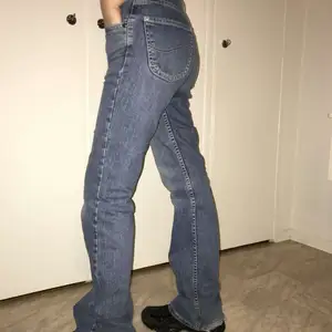 Ett par snygga Lee jeans, utsvängda och lite snygga retro slitna kanter längst ner (avsiktligt). Passar inte elände tyvärr och därför säljs dom, skadar inte att buda om lägre pris. 