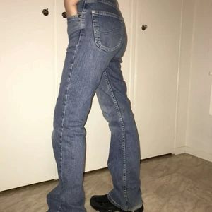  - Ett par snygga Lee jeans, utsvängda och lite snygga retro slitna kanter längst ner (avsiktligt). Passar inte elände tyvärr och därför säljs dom, skadar inte att buda om lägre pris. 