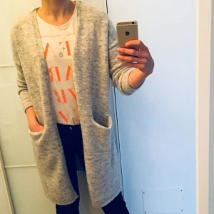  - Ljusgrå stickad långkofta från Soaked in Luxury ✨ Knappt använd och i superfint skick! Skulle säga att den passar stl XS-L beroende på önskad passform.