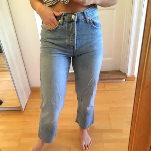  - Ljusa mom-jeans med högre midja. Är 160cm lång och de är till ankeln ungefär, knappt använda! 