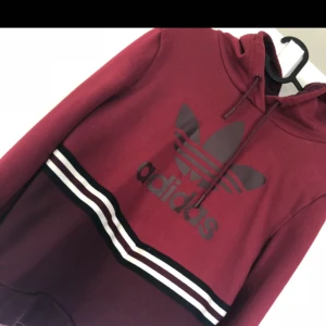  - Säljer nu min fina adidas hoodie knappt använd😱 jätte skön! Köpt för 700 men jag säljer den nu för 500! Du kan också buda men till rimligt pris! Fler bilder? Fråga bara!❤️💕