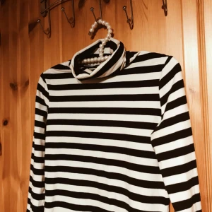  - Svart/vitrandig polotröja, jättefin och knappt använd. Säljer pga inte min stil. Går att betala med swish också.