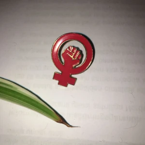  - Kvinnokamps-pin! Bakstycket är tyvärr borttappat. Frakt inkluderat i pris