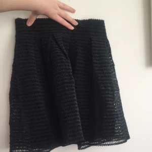  - Fin kjol för lite ”finare” tillfällen. Har använt nån enstaka gång. Underkjolen är lite tunn och glider lätt upp.  Frakten är inkluderad i frakten.