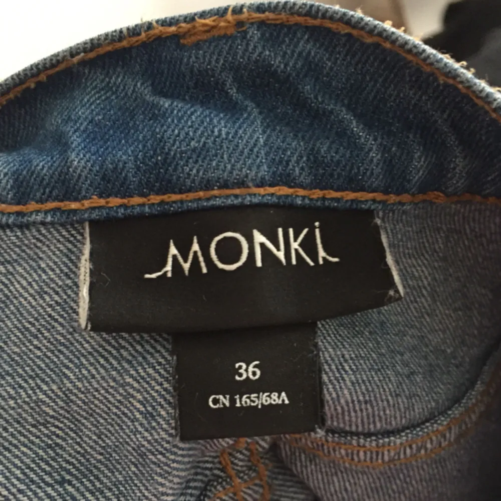 Så fin jeanskjol från Monki! Det är en a-line modell, rätt kort. Välanvänd men i fint skick! Köparen står för frakten, kan även mötas upp i Uppsala.. Kjolar.