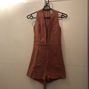  - Mycket tajt och kort bodysuit, djup v ringning med gummi så den håller bysten på plats. Använd 1 gång! 