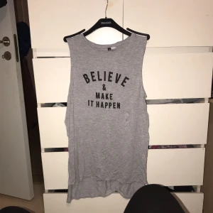  - Tröjan funkar som storlek M oxå. Den är i väldigt bra skick, inte trasig någonstans.