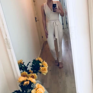  - Superläcker jumpsuit från FASHIONNOVA med öppen rygg!🌟 Figurnära (påminner om RebeckaStellas kläder). Mjukt och luftigt tyg som är en aning genomskinligt men syns det inte med hudfärgade underkläder😊 storleken står inte men passar XS-M!👌🏻 FRI FRAKT! 