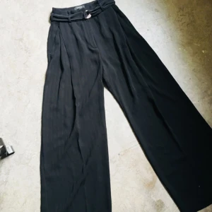  - Så fina kostymbrallor från River Island. Kritstrecksrandiga med guldknäppe. Luftiga i benen, tighta i midjan. Aldrig använda, bara provade. Ger en riktigt snygg figur. Säljer pga liite för små. 