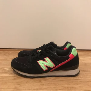  - Sköna sneakers i nyskick, använda endast ett par gånger.  Innersulor fattas men går att köpa till billigt, därav det låga priset!  Möts upp i Stockholm efter överenskommelse. Alt. skickas mot fraktkostnad.