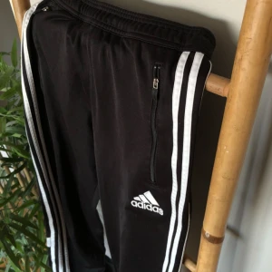  - klassiska adidasbyxor, smal passform