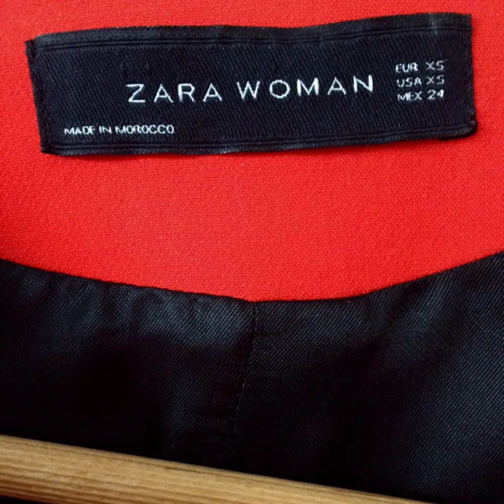 Inled våren i stil men en snygg röd kappa från Zara! Storlek XS. Bra skick. . Jackor.