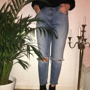  - mom jeans i fin kvalitét ✨ super sköna. Strl 30, skulle säga M/L. 