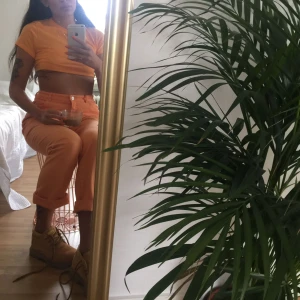  - 🍊oranga jeans strl 46. på bilderna är dem uppvikta väldigt mycket samt ihopslagna bak.🍊
