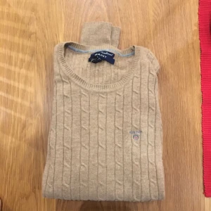  - Brun/beige stickad tröja från GANT i stl S. Använd ett fåtal gånger, fint skick.