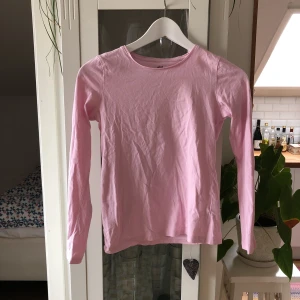  - Ljusrosa tröja från H&M i storlek XS eller 147/152. Meddela mig vid Intresse! Ska såklart strykas innan köparen för den!!