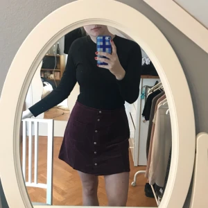  - Manchesterkjol med tryckknappar, använd endast ett fåtal gånger så i väldigt fint skick! Jag står för frakt♥️