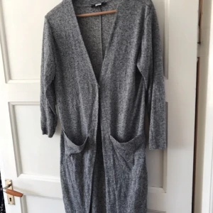  - Lång kofta, som går till vaderna