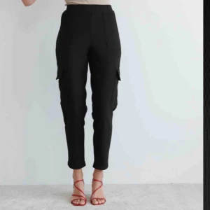  - 🪐Svarta cargopants från Gina. Första bilden är inte egen men kolla tredje för bättre detalj:) knappt använda då de är fel storlek🪐