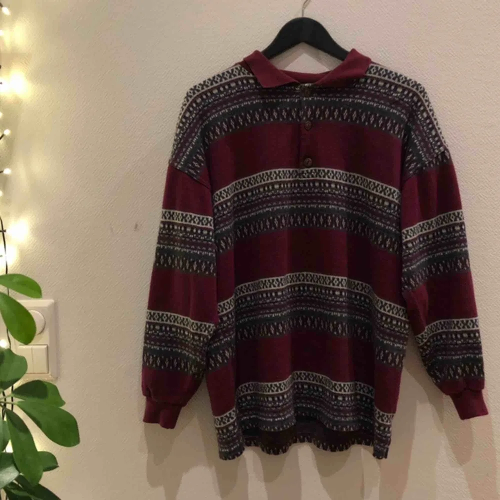 Härlig oversized vintage tröja med jättefint mönster som passar bra till årstiden 😍 Köparen står för frakt . Tröjor & Koftor.