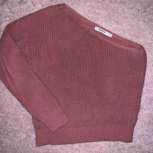  - En mörk lila tröja från nakd som bara har en arm, tycker den passar som en XS