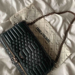 Zadig & voiltaire väska - Säljer min älskade Zadig Voltaire väska! väskan är väl använd och därmed det låga priset! Korta kedjan har tappat lite färg men långa kedjan är aldrig använd och är i nyskick! Medföljer dustbag,korta och långa kedjan. Möts i stockholm eller skickar!