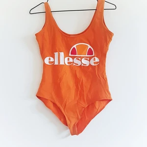 Ellesse bodysuit  - Skitsnygg body från ellesse, märket är lite sprucket se bild 2. 