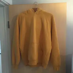En gul hoodie