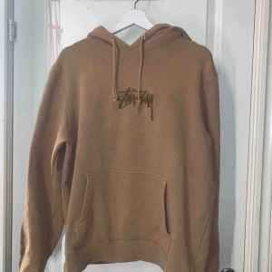  - Hoodie från Stüssy inköpt 2017.  Storlek M (är själv S och passar utmärkt) Väldigt bra skick  Säljer pga att jag ej använder den så ofta som jag önskar.  Nypris: 1100kr 