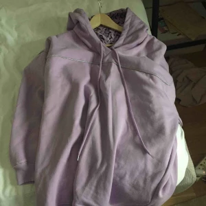  - Oversized Hoodie från bikbok, köpt på rea för 250. Bara provad. Säljer eftersom att den var för stor. 