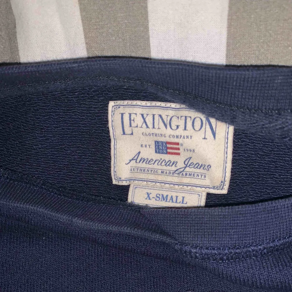 Lexington tröja i färgen marinblå. Väldigt fin & skön! jag står för betalningen av frakten ☺️. Tröjor & Koftor.