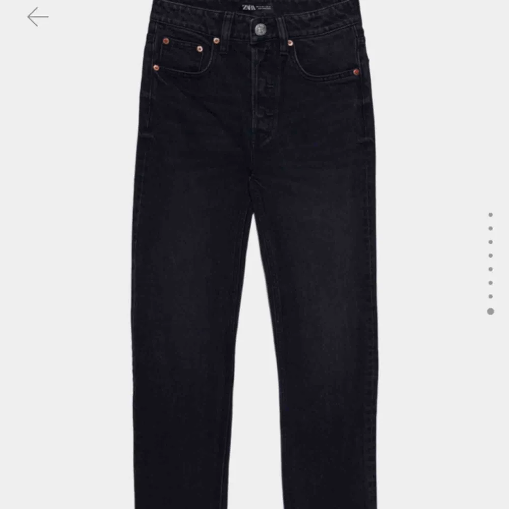 Säljer mina jättefina svarta mom jeans från Zara:)  köpte dem i somras, men har tyvärr växt ur dem💓. Jeans & Byxor.