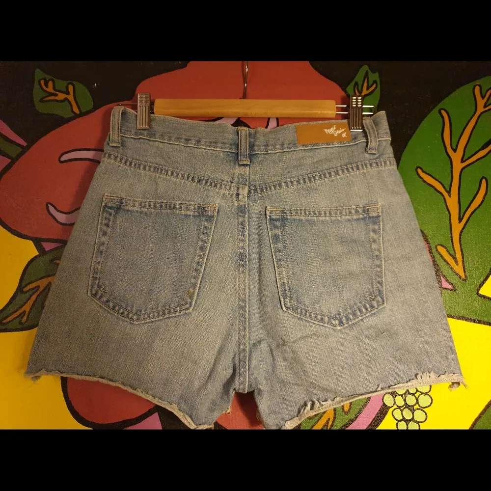 Coola jeansshorts med hög midja ☀️ säljes för att de tyvärr blivit för små för mig 😩 frakt tillkommer! . Shorts.