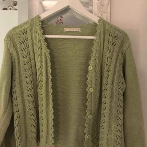 Kofta - SÅ FIN kofta. Inte den bästa bilden men skriv så kan jag skicka fler! Storlek står ej men skulle tro S🤍