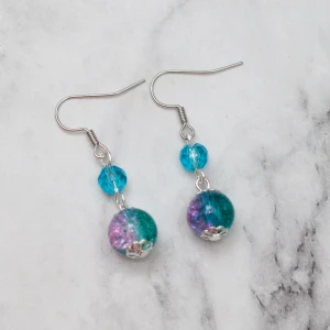  - Fina örhängen med tvåfärgade glaspärlor. Nickelfria. Fri frakt vid köp över 100:-.