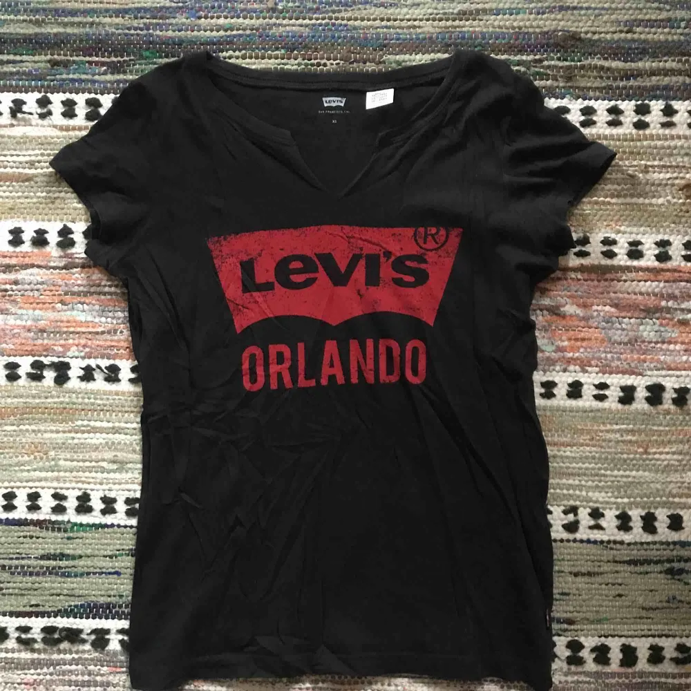 Levi’s t-shirt köpt i Orlando, väldigt bra skick, bara skrynklig på bilden. Storlek XS, kan mötas upp i Stockholm, om det inte funkar så står köparen för frakt.. T-shirts.