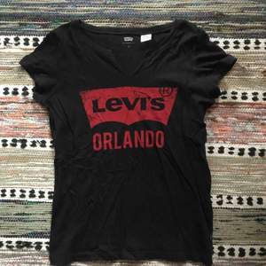 Levi’s t-shirt köpt i Orlando, väldigt bra skick, bara skrynklig på bilden. Storlek XS, kan mötas upp i Stockholm, om det inte funkar så står köparen för frakt.