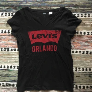  - Levi’s t-shirt köpt i Orlando, väldigt bra skick, bara skrynklig på bilden. Storlek XS, kan mötas upp i Stockholm, om det inte funkar så står köparen för frakt.