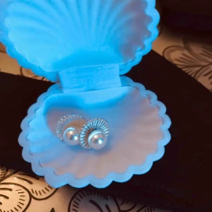  - NÄTTA VITAGE SILVERÖRHÄNGEN,  ETT PAR SÖTVATTENSPÄRLOR I EN VIT SNÄCK ETUIET.  ALLT NYTT FRÄSCHT TOPPSKICK. *BJUDER PÅ PORTOT            *SNABB LEVERANSTID 1-3 Vardagar  