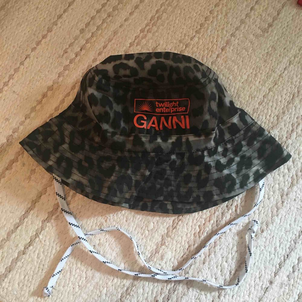Leopardmönstrad buckethat från ganni. Galonmaterial så funkar troligtvis toppen även när det regnar ute! Gott skick och aldrig använd av mig 🥰. Accessoarer.