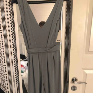  - Helt oanvänd byxdress ifrån bikbok, skärpet som sitter fast på den har lossnat på ett ställe men är lätt att sy fast den, skriv så får ni fler bilder, frakten är in räknad i priset