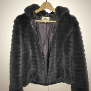  - Grå pälsjacka ifrån Softy! Väldigt skön fake! päls✨ Köpt för 1200kr  Storlek M, passar även XS och S😊
