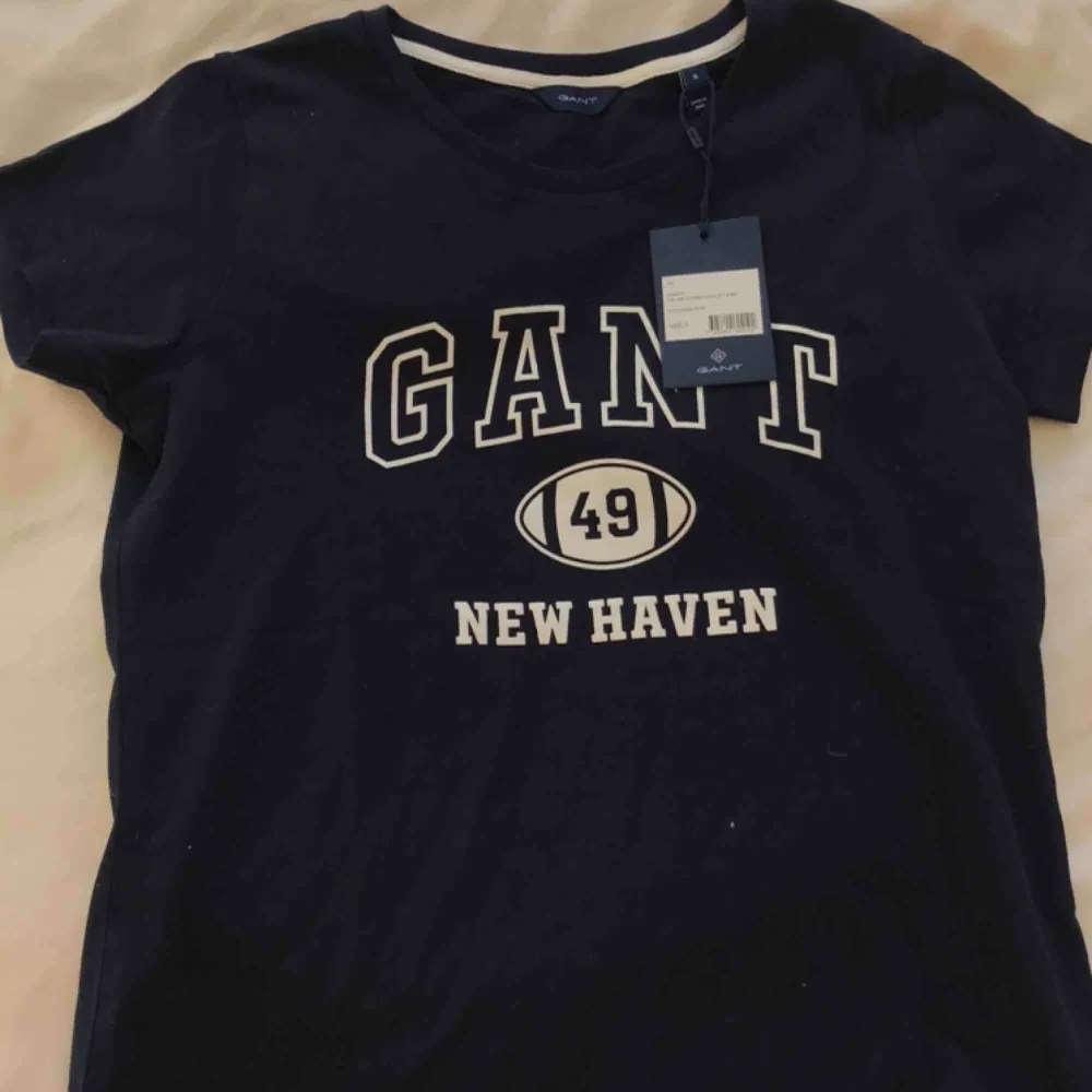 Säljer denna helt nya mörkblåa Gant T-shiiten! Aldrig använd och prislappen finns kvar🥰 Frakt tillkommer!. T-shirts.