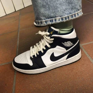  - SÅLDA! Supersnygga jordans 1 mid! Nypris 2500, säljer billigt eftersom de inte kommer till så stor användning