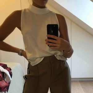  - Superfin blus med ”hög” krage. Möts upp eller fraktar (42kr) 😃