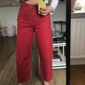  - Röda jeans från weekday, byxorna är från deras hållbara utbud. Knappast använda. Frakten ingår inte i priset🌸