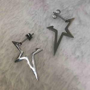  - Snygga silver örhängen (stjärna) aldrig använda. Frakten ingår i priset 
